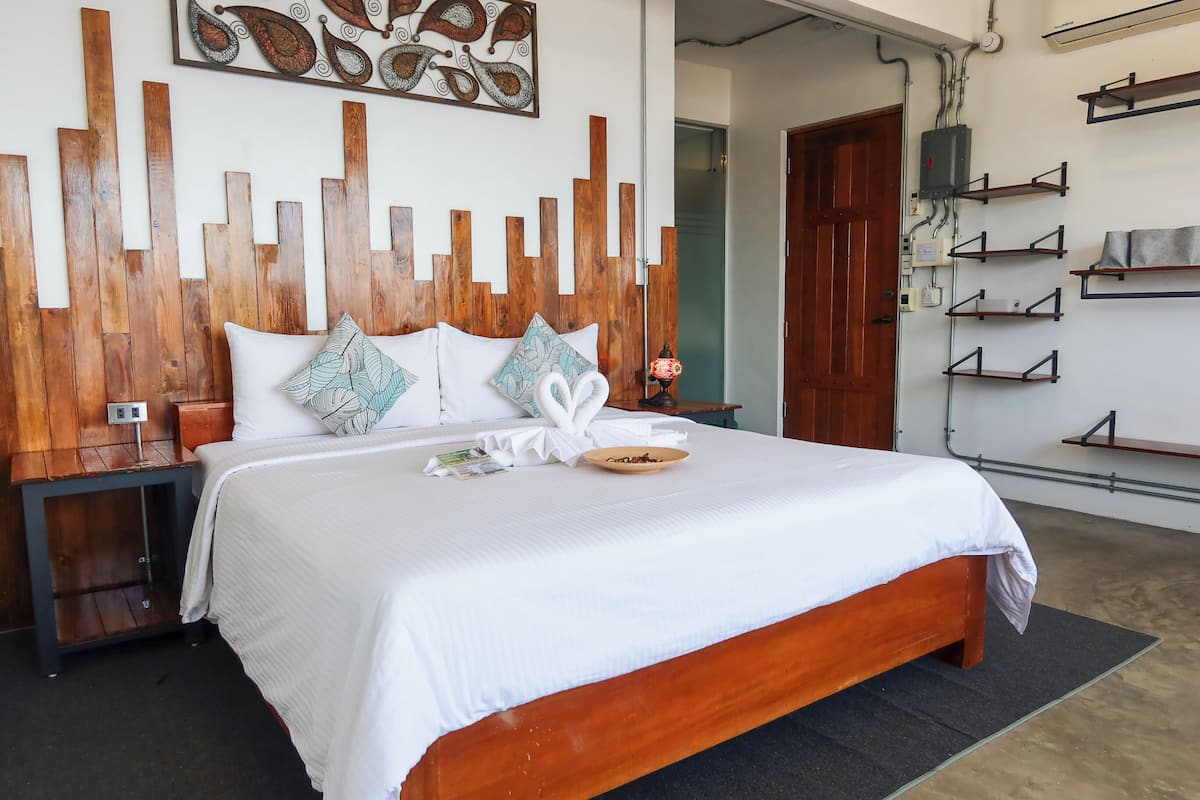 Deluxe Suite, 1 King Bed, Pool Access, Pool View