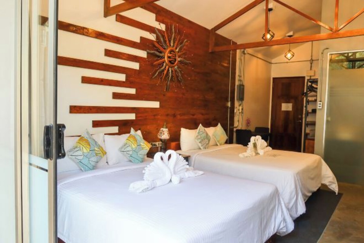 Cubrecamas, cortinas blackout, wifi gratis y muebles diferentes 