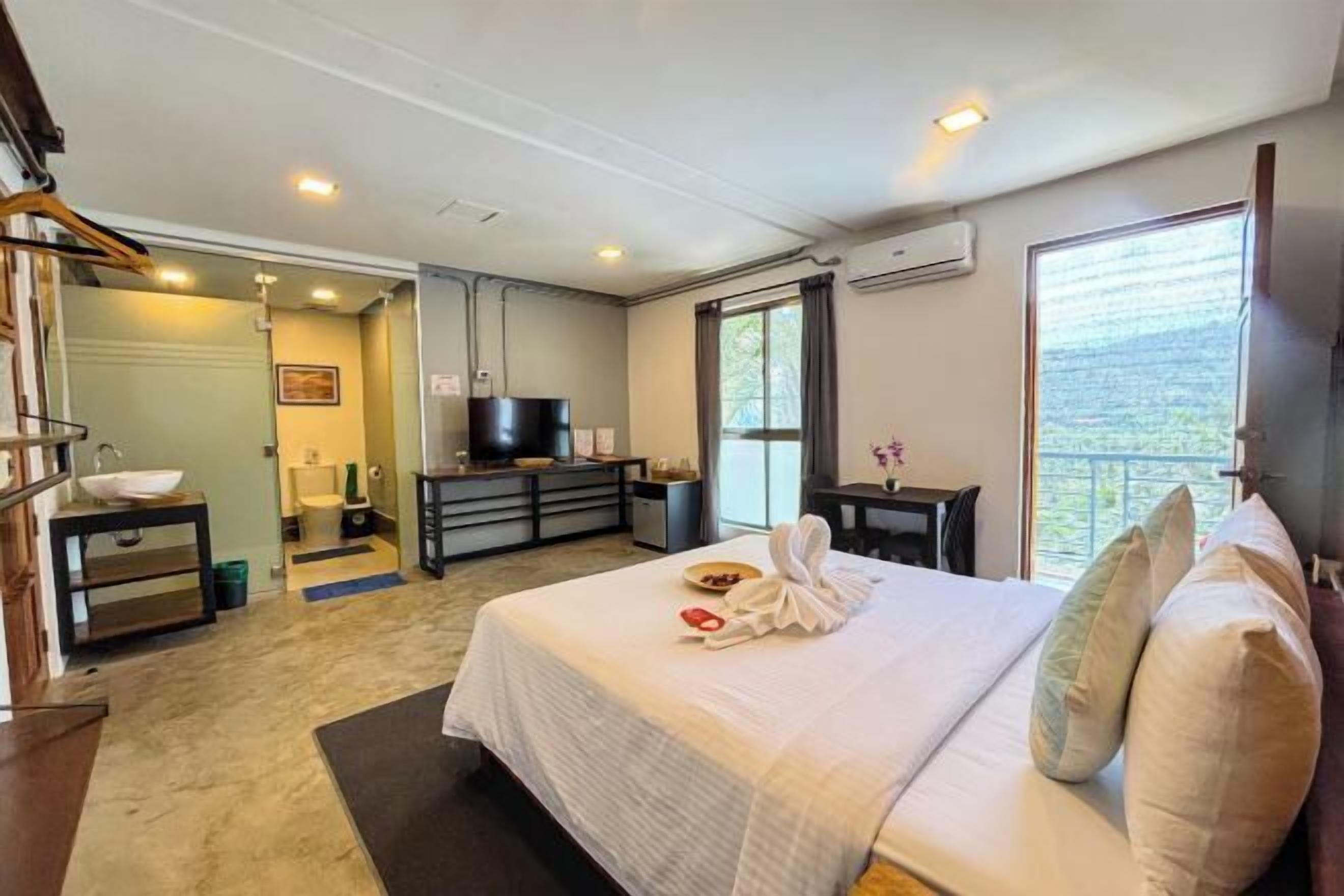 Dilengkapi dengan perabotan berbeda-beda dan tirai kedap cahaya