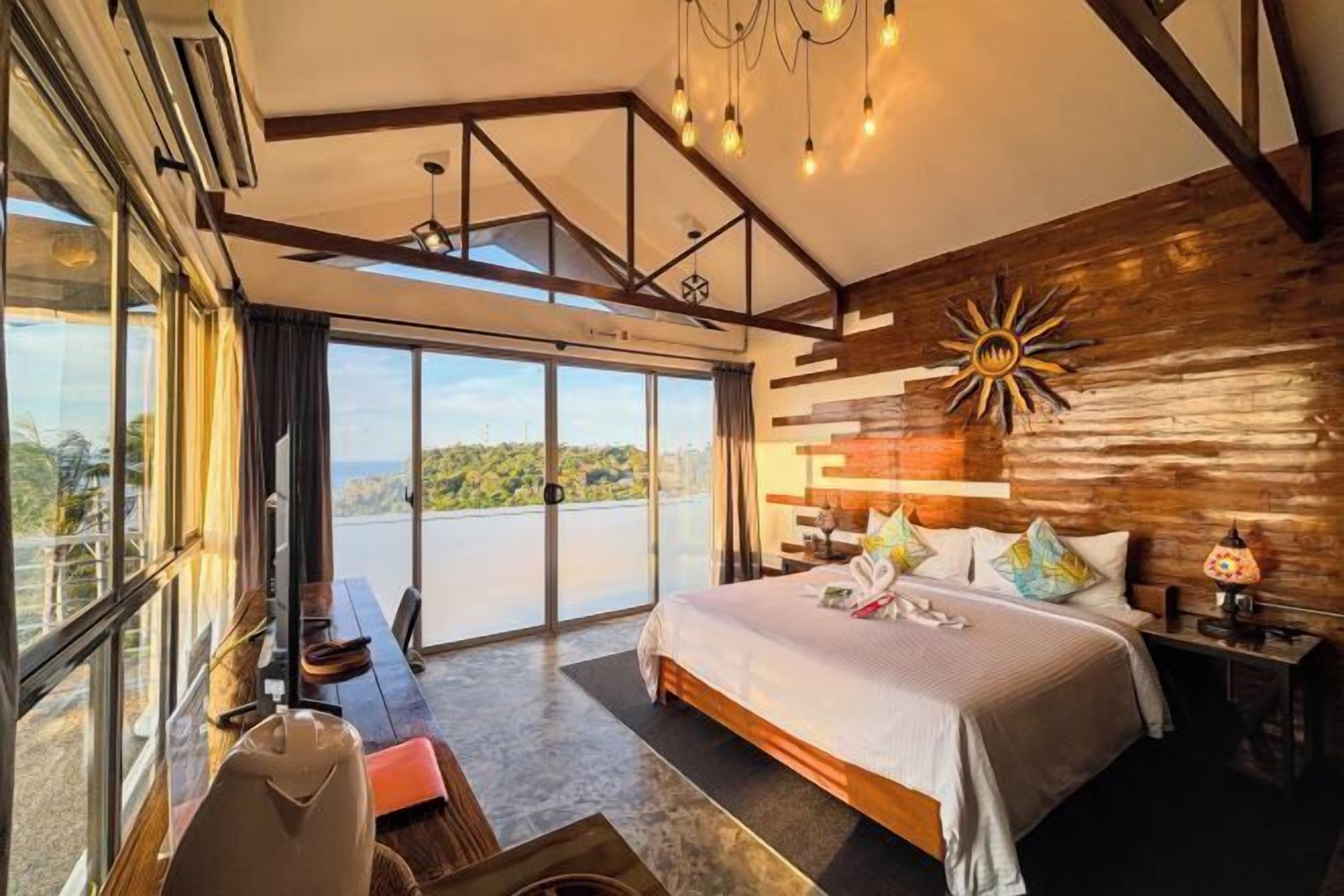 Dilengkapi dengan perabotan berbeda-beda dan tirai kedap cahaya