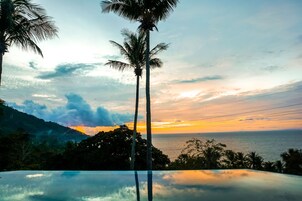 2 outdoor pools