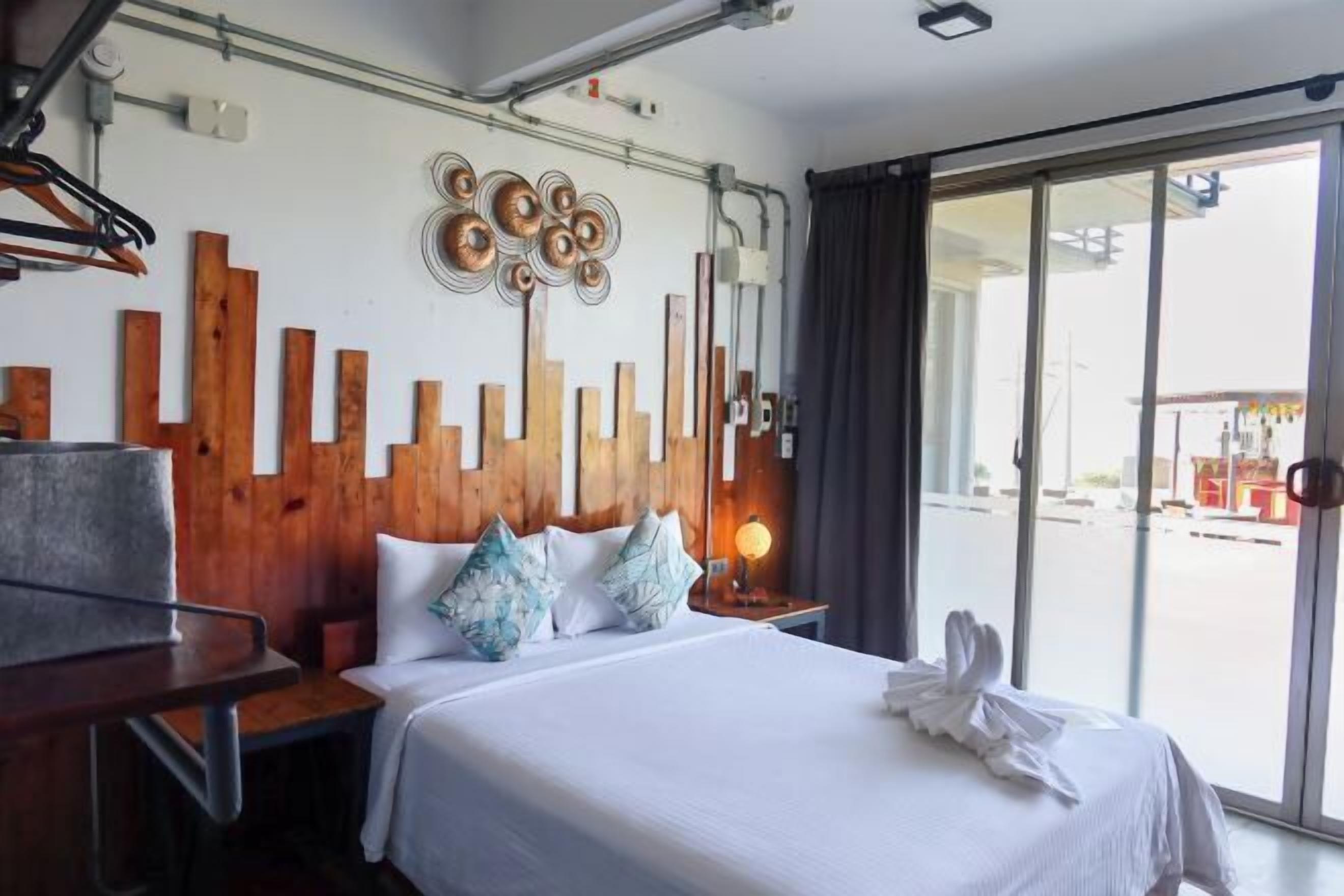 Dilengkapi dengan perabotan berbeda-beda dan tirai kedap cahaya