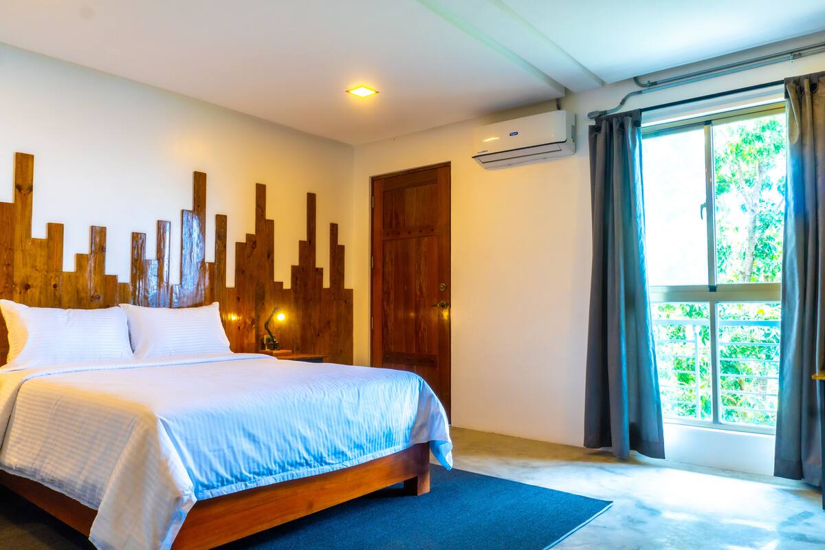 Camera Deluxe, 1 camera da letto, balcone, vista montagna | 1 camera, con arredamento individuale, tende oscuranti, Wi-Fi gratuito