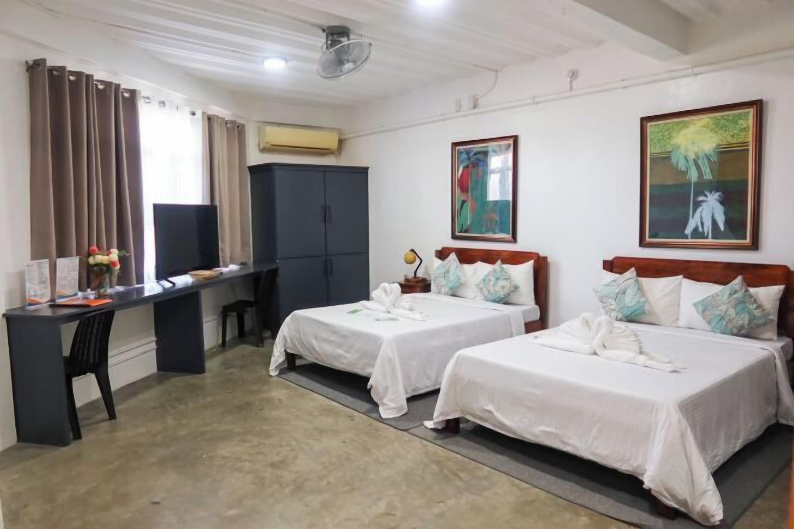 Dilengkapi dengan perabotan berbeda-beda dan tirai kedap cahaya