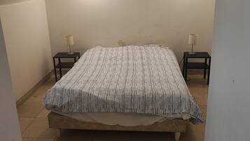 1 chambre, bureau, fer et planche à repasser, lit parapluie