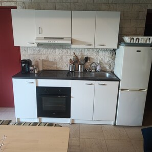 Een koelkast, een microgolfoven, een oven, een kookplaat