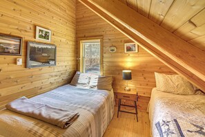 2 bedrooms, Internet, bed sheets - Waterfront 'UP Badger Lodge BnB' on Powell Lake (Wetmore)