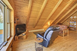TV, books - Waterfront 'UP Badger Lodge BnB' on Powell Lake (Wetmore)