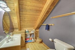 Hair dryer, towels - Waterfront 'UP Badger Lodge BnB' on Powell Lake (Wetmore)