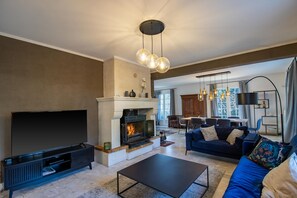 TV, fireplace, stereo - La Villa Cyrano - Maison avec piscine privée (Bergerac)