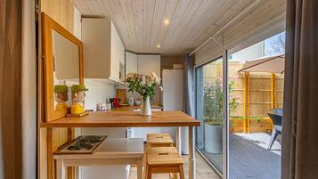 Réfrigérateur, micro-ondes, four, cafetiÚre/bouilloire