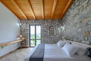 5 bedrooms, iron/ironing board, free WiFi, bed sheets