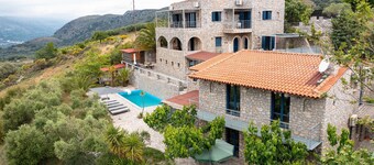 Manousaki,serene villa,pool,Near taverns