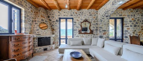 Una televisión, una chimenea