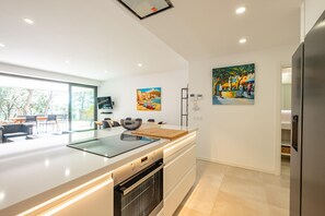 Fridge, oven, coffee/tea maker, toaster - AM-7 Modern house with shared pool (Llafranc)