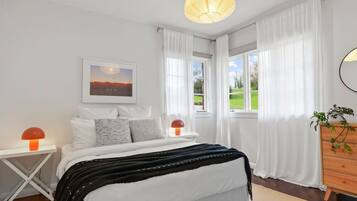 3 bedrooms, desk, iron/ironing board, free WiFi