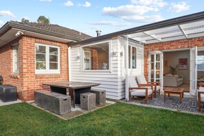 Outdoor dining - Morning Breeze Retreat with Patio, BBQ and Parking (Auckland Central Suburbs)