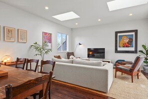 TV - Morning Breeze Retreat with Patio, BBQ and Parking (Auckland Central Suburbs)