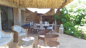 Outdoor dining - Splendid cottage designed by arch. Emerald Coast's most famous couelle (Porto Cervo)