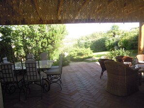 Outdoor dining - Splendid cottage designed by arch. Emerald Coast's most famous couelle (Porto Cervo)