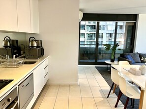 冷蔵庫、電子レンジ、オーブン、コンロ