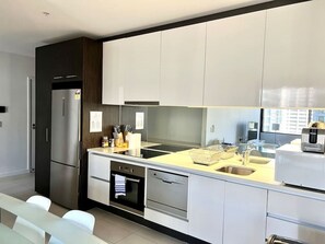 Jääkaappi, mikroaaltouuni, uuni, liesi