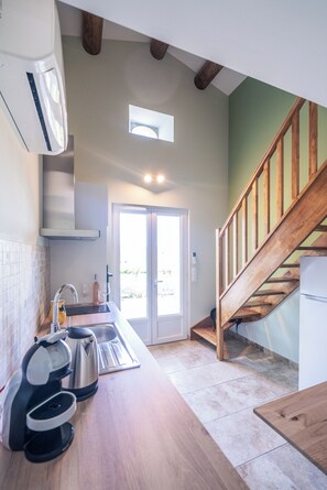 Kylskåp, mikrovågsugn, ugn och kaffe- och tebryggare