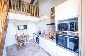 Een koelkast, een microgolfoven, een oven