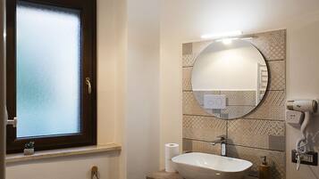 Basic Double Room | Bathroom | Shower, rainfall showerhead, free toiletries, hair dryer