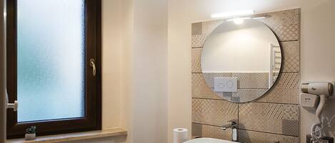 Basic Double Room | Bathroom | Shower, rainfall showerhead, free toiletries, hair dryer