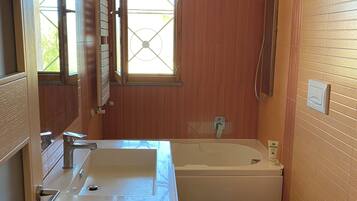 Dusche, kostenlose Toilettenartikel, Haartrockner, Bademäntel