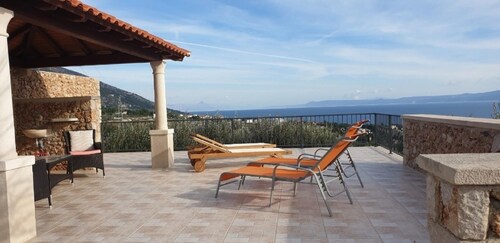 Holiday Houses, Villas Mate - With Pool