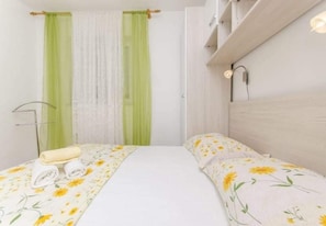 House, Smoking | 5 bedrooms - Holiday Houses, Villas More - Garden Shower (Marina)