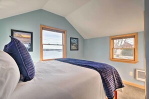 3 bedrooms, iron/ironing board, WiFi, bed sheets - Rhode Island Haven: Walk to Greenwich Bay! (East Greenwich)