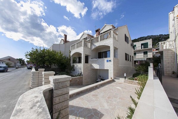 Apartment, Smoking | Exterior