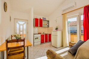 Apartment, Smoking