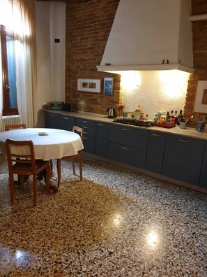 Dining - AFFAIRS OF THE HEART MATTERS OF THE HEART  (Venezia)