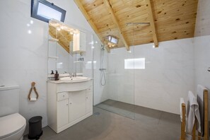 Ducha, secador de pelo, toallas