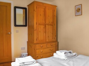 4 bedrooms, free WiFi, bed sheets - 4 bedroom accommodation in Chilton Polden, near Glastonbury (Chilton Polden, near Glastonbury)