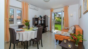 House - Holiday Houses, Villas Mirjana - Beautiful Garden With Barbecue (Trogir)