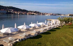 Room - Holiday Houses, Villas Mirjana - Beautiful Garden With Barbecue (Trogir)
