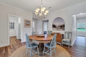 Dining - A Lovely Coastal Cottage in the seaside town of Darien Georgia 
 (Darien)
