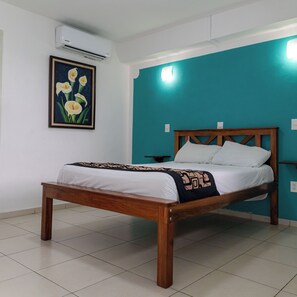 办公桌、笔记本电脑工作区、免费 WiFi、床单