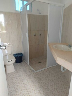 Family Room | Bathroom | Shower, rainfall showerhead, free toiletries, towels - Hotel Las Palmas en Laurel (Cancun)