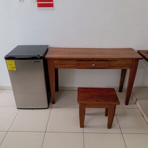 A kitchenette with a refrigerator and a small wooden table. - Hotel Las Palmas en Laurel (Cancun)