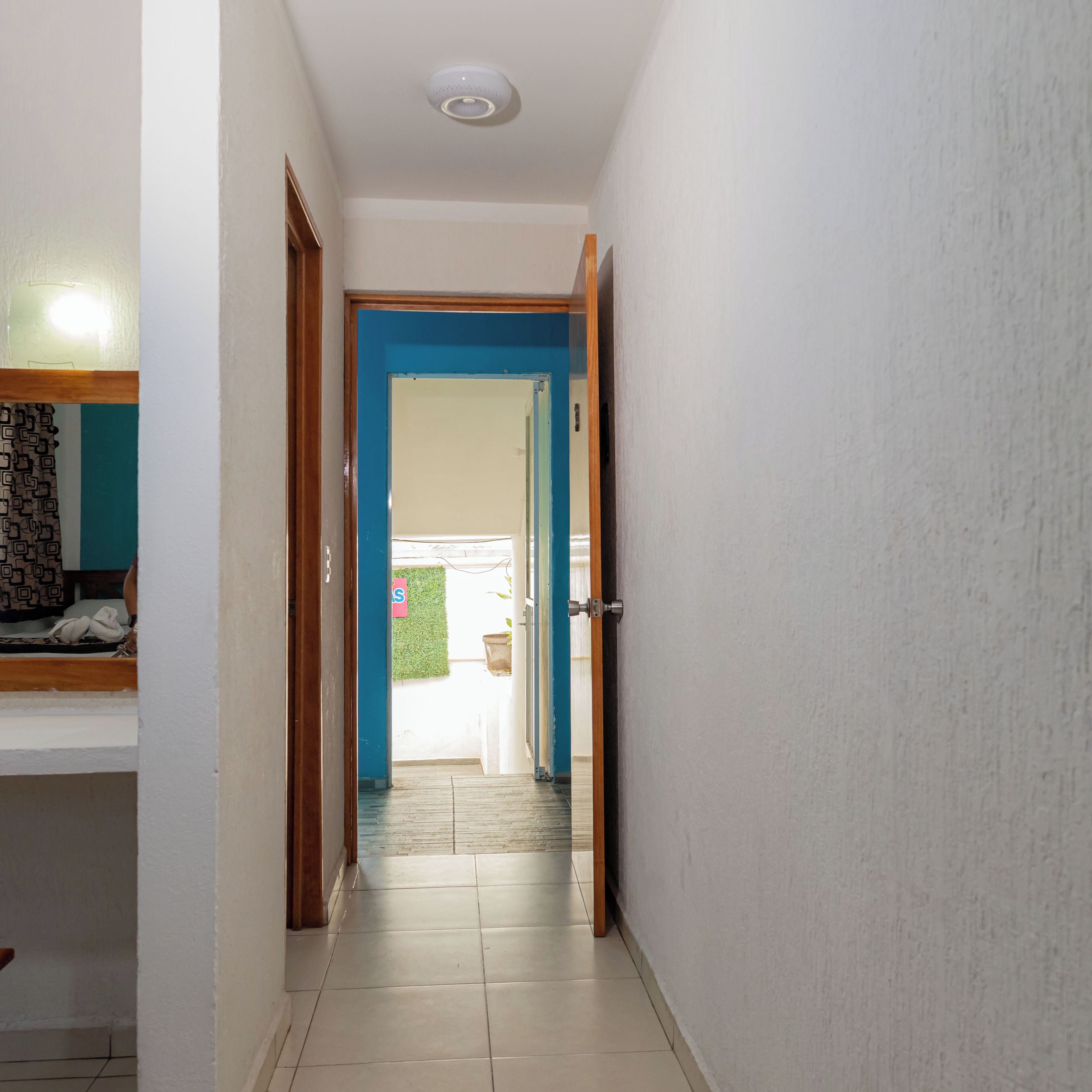 مكتب ومساحة عمل للكمبيوتر المحمول وواي فاي مجانًا وملاءات أسرّة