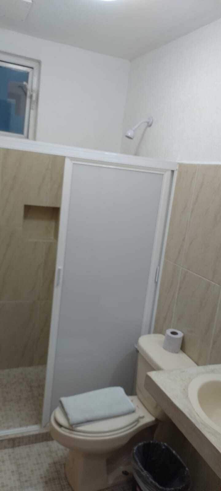 Standard Quadruple Room | Bathroom | Shower, rainfall showerhead, free toiletries, towels