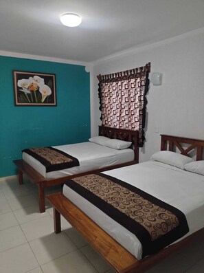 Standard Quadruple Room | Desk, laptop workspace, WiFi (free), bed sheets - Hotel Las Palmas en Laurel (Cancun)