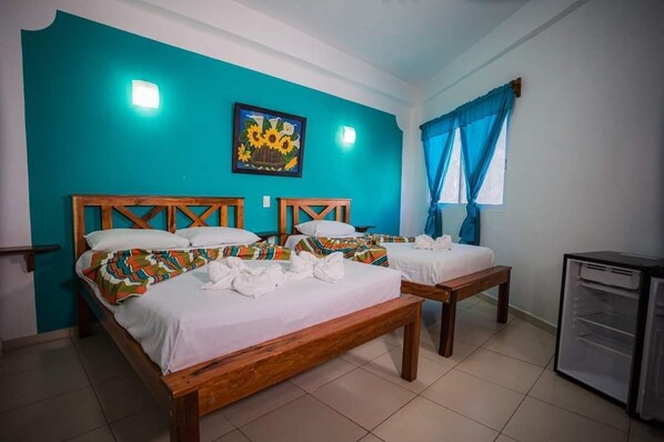 Habitación cuádruple estándar | Escritorio, espacio para trabajar con laptop y wifi gratis