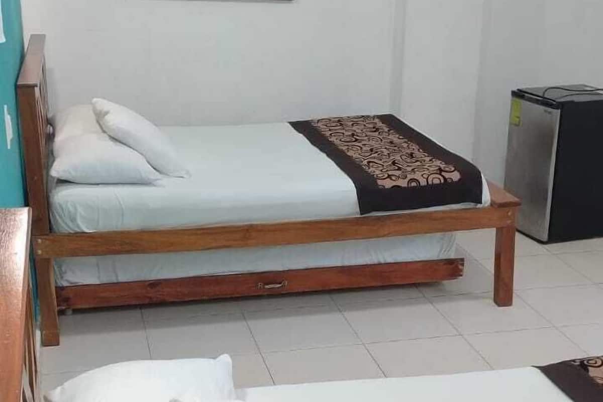 Escritorio, espacio para trabajar con laptop y wifi gratis